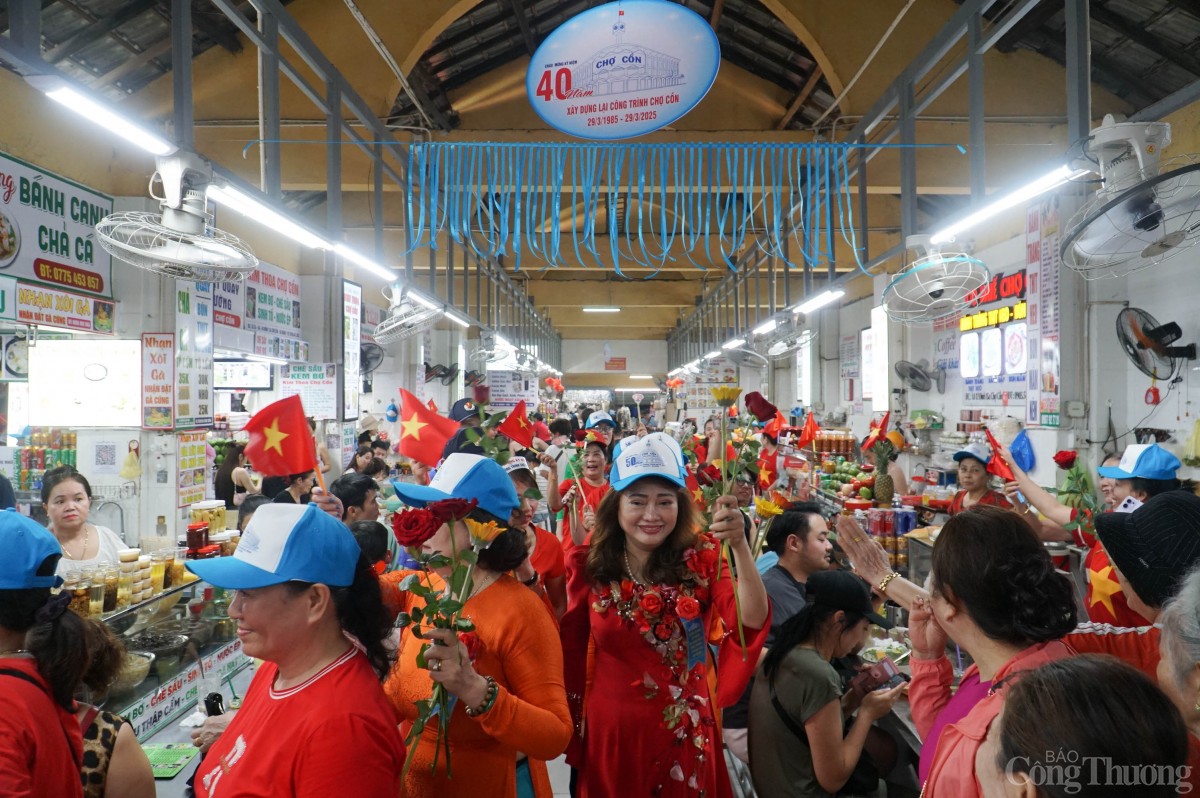 Diễu hành qua các cung đường nội bộ chợ Cồn, các tiểu thương nhận được sự cổ vũ và tham gia hưởng ứng của đông đảo người dân, du khách đang mua sắm, thưởng thức ẩm thực tại chợ Diễu hành qua các cung đường nội bộ chợ Cồn, các tiểu thương nhận được sự cổ vũ và tham gia hưởng ứng của đông đảo người dân, du khách đang mua sắm, thưởng thức ẩm thực tại chợ