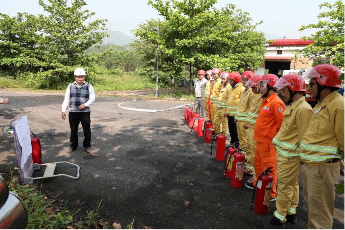 Ông Nguyễn Văn Thức – Cán bộ An toàn phổ biến các nội dung trước khi thực hành Phòng cháy chữa cháy và cứu nạn cứu hộ Ông Nguyễn Văn Thức – Cán bộ An toàn phổ biến các nội dung trước khi thực hành Phòng cháy chữa cháy và cứu nạn cứu hộ