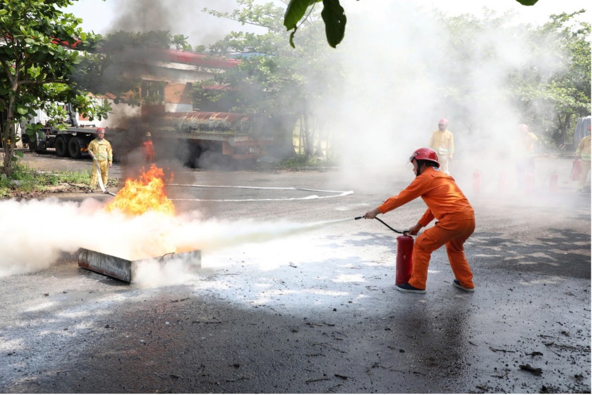 Thực hành dập tắt đám cháy bằng phương pháp dùng bình bột Thực hành dập tắt đám cháy bằng phương pháp dùng bình bột