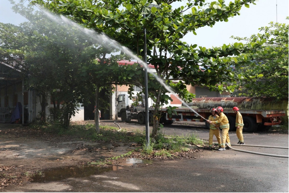 Học viên thực hành chữa cháy bằng nước Học viên thực hành chữa cháy bằng nước