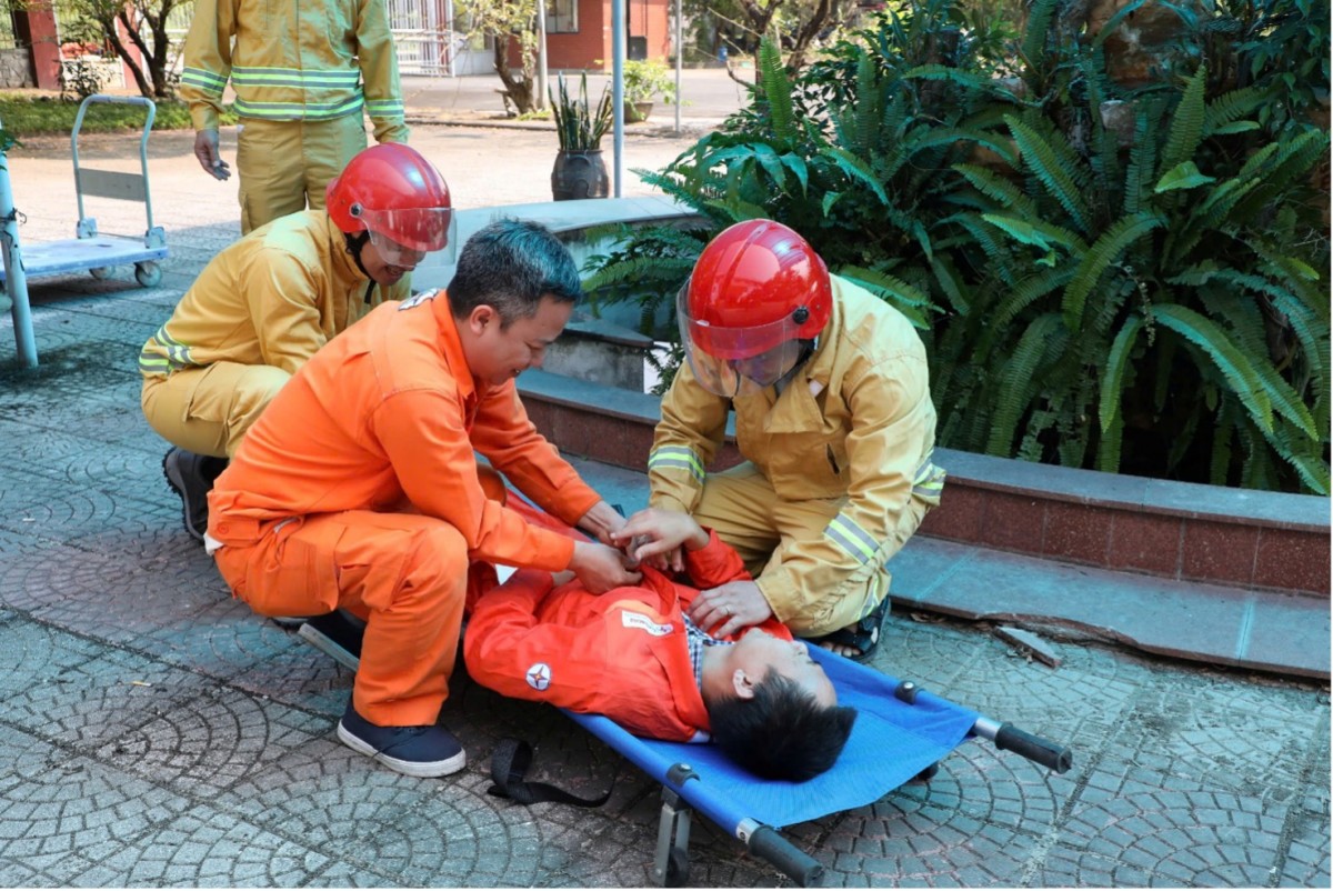 Thực hành sơ cấp cứu tại buổi diễn tập  Thực hành sơ cấp cứu tại buổi diễn tập