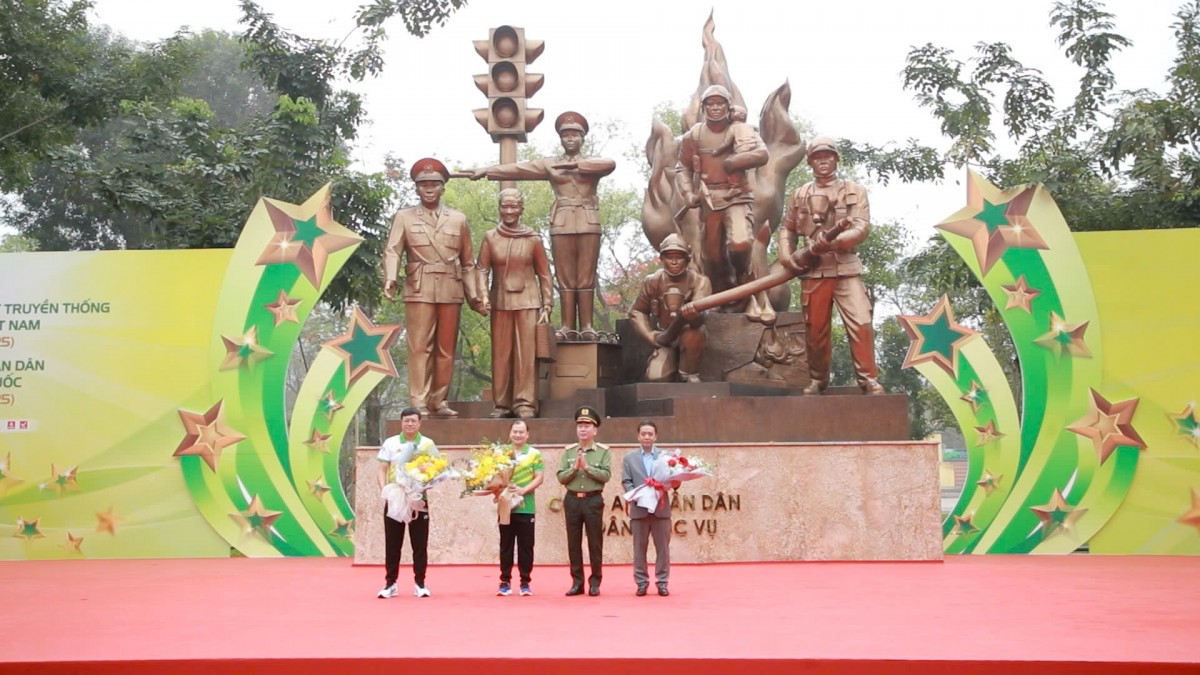 Thứ trưởng Trần Quốc Tỏ tặng hoa lãnh đạo Bộ VHTTDL và Cục TDTT.