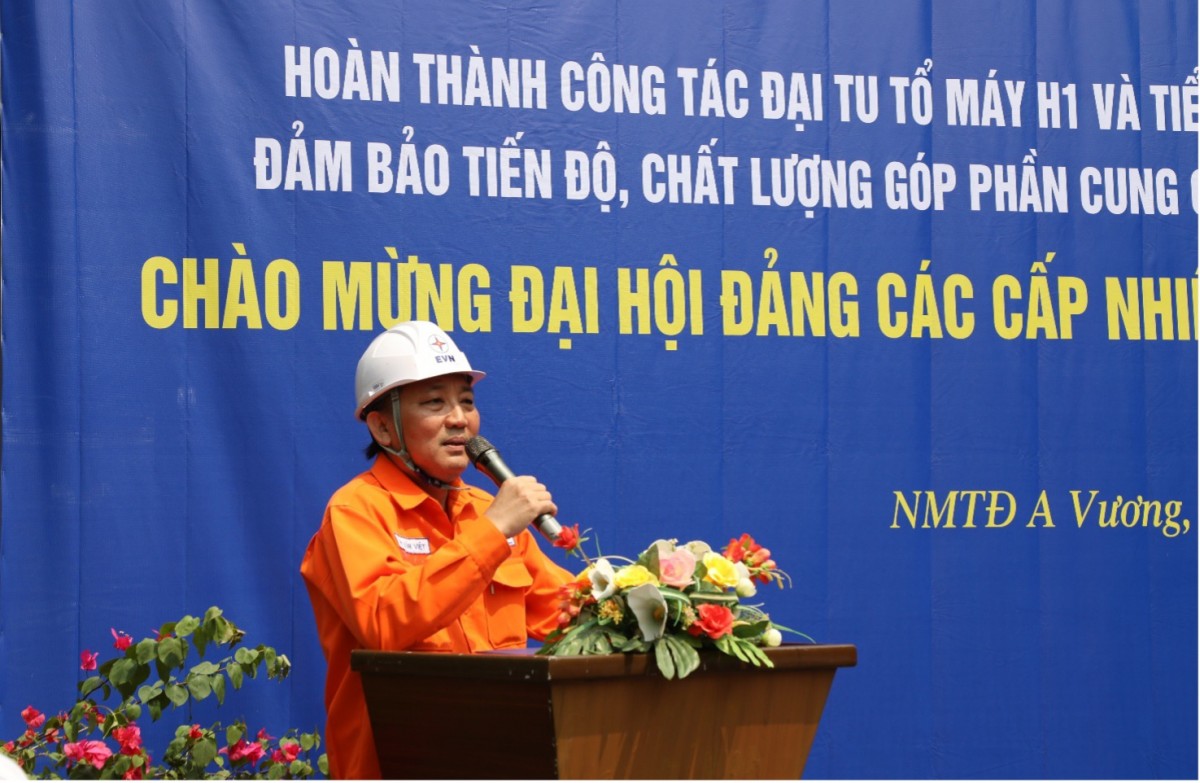 Ông Võ Văn Việt – Quản đốc Phân xưởng Sửa chữa phát biểu tại buổi Lễ Ông Võ Văn Việt – Quản đốc Phân xưởng Sửa chữa phát biểu tại buổi Lễ