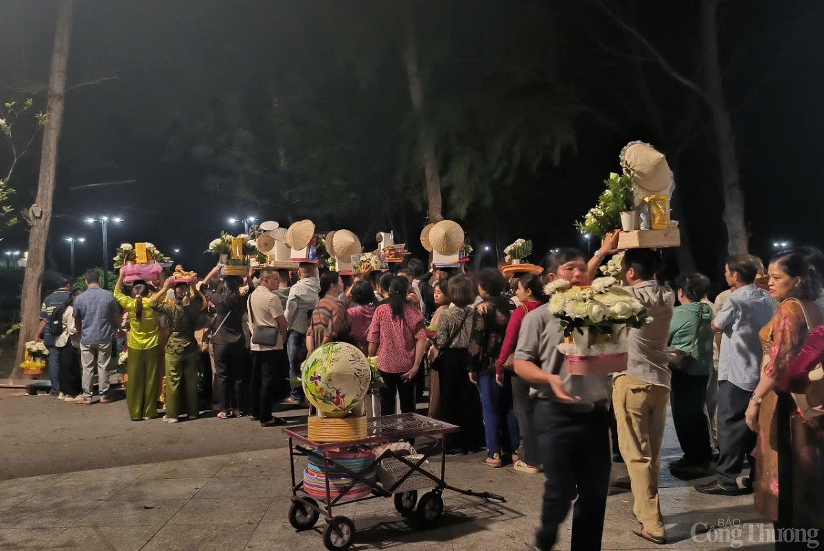 Khách du lịch xếp hàng vào dâng hương Liệt sĩ Võ Thị Sáu trong Nghĩa trang Hàng Dương. Ảnh: Nguyễn Ngọc