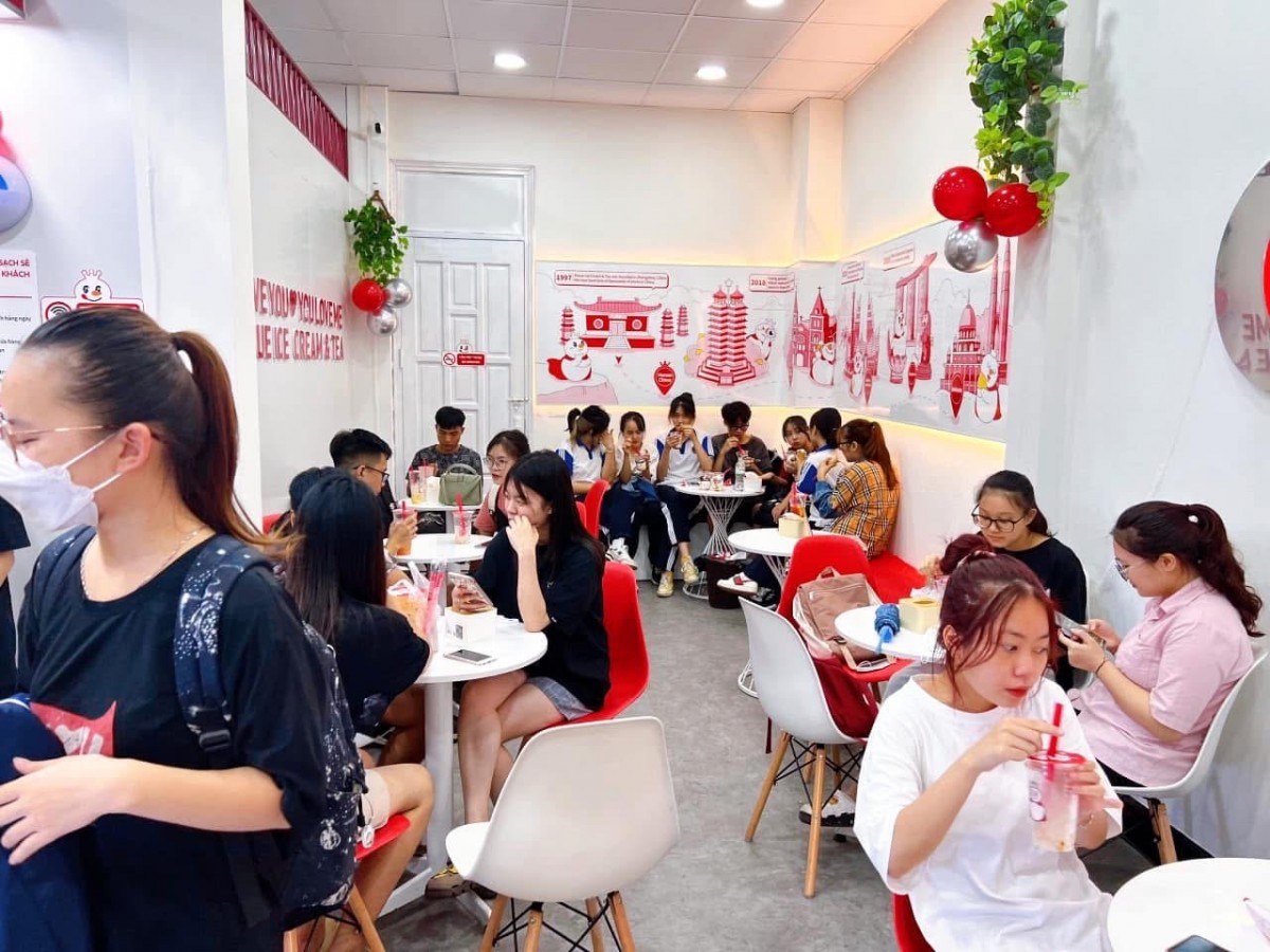 Trà sữa Mixue được nhiều học sinh, sinh viên ưa chuông. Ảnh: Nguyễn Thanh Trà sữa Mixue được nhiều học sinh, sinh viên ưa chuông. Ảnh: Nguyễn Thanh