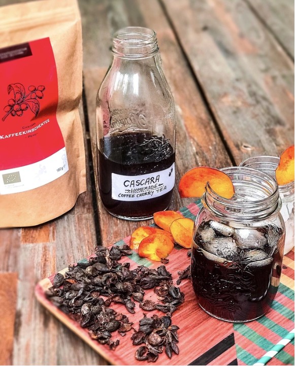 Hiện nay cascara được dùng làm trà, thêm hương vị cho các món đồ uống và cả cocktails nữa Hiện nay cascara được dùng làm trà, thêm hương vị cho các món đồ uống và cả cocktails nữa