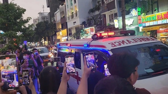 Chiếc xe cứu thương được sử dụng để quảng bá cho một bộ phim tại TP. Hồ Chí Minh vào tối 26/3. Ảnh: Văn Tuấn