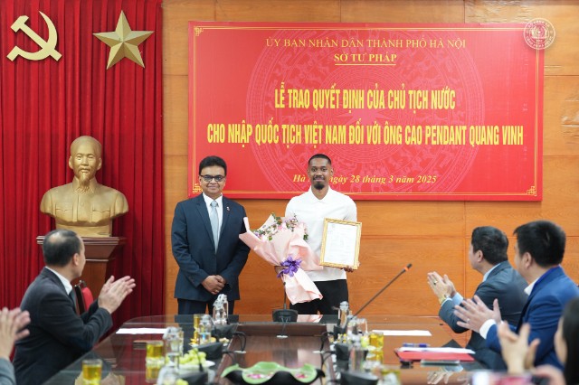 Khoảnh khắc Cao Pedant Quang Vinh chính thức nhận quốc tịch Việt Nam. Ảnh: CLB CAHN.