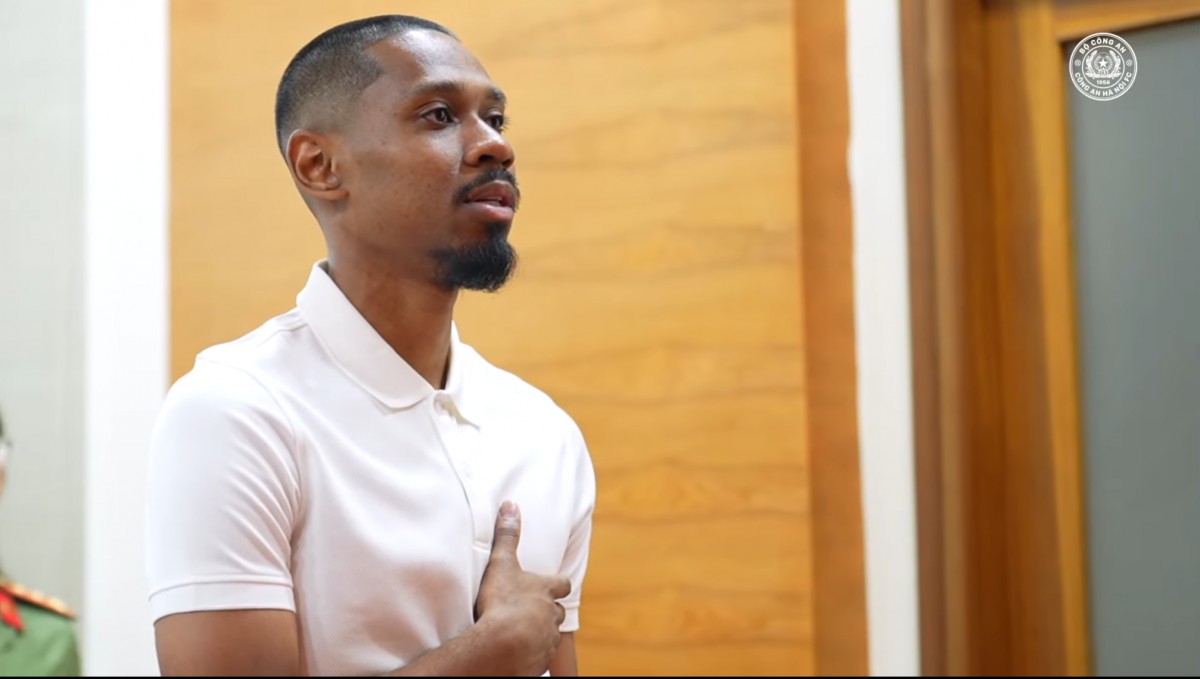 Cao Pendant Quang Vinh xúc động hát Quốc ca trong buổi lễ