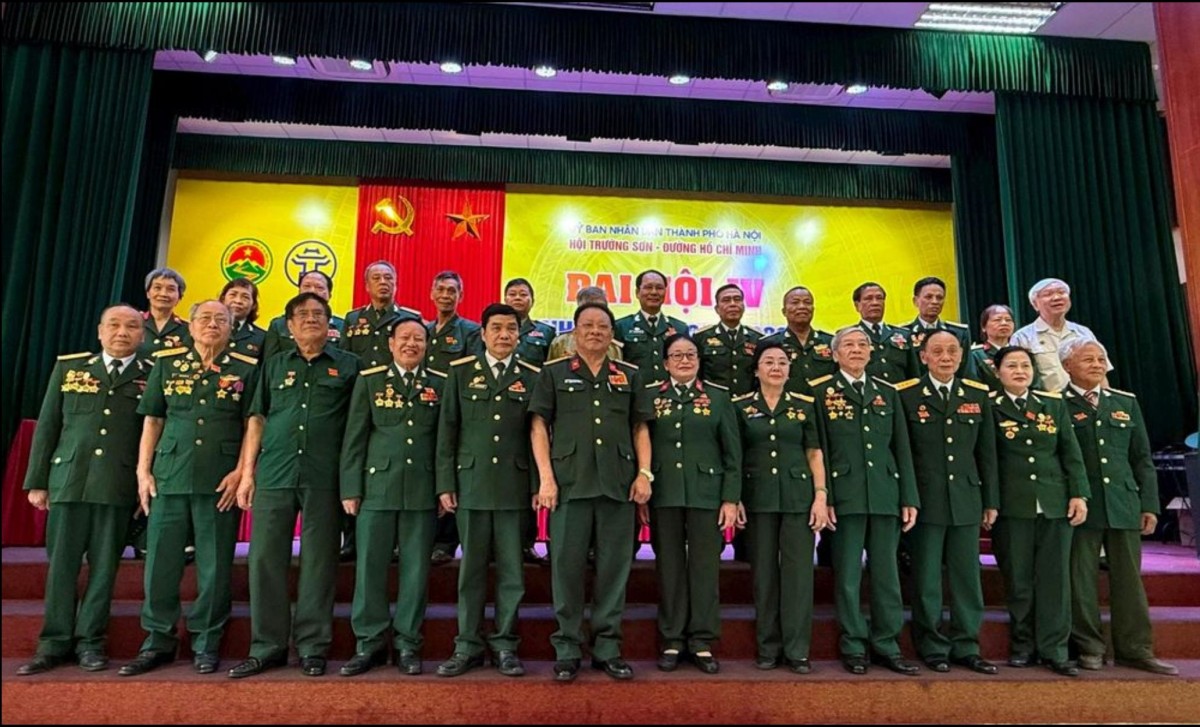 Ban Chấp hành Hội Trường Sơn - Đường Hồ Chí Minh thành phố Hà Nội nhiệm kỳ 2024-2029 ra mắt. Ảnh: Minh Thúy Ban Chấp hành Hội Trường Sơn - Đường Hồ Chí Minh thành phố Hà Nội nhiệm kỳ 2024-2029 ra mắt. Ảnh: Minh Thúy