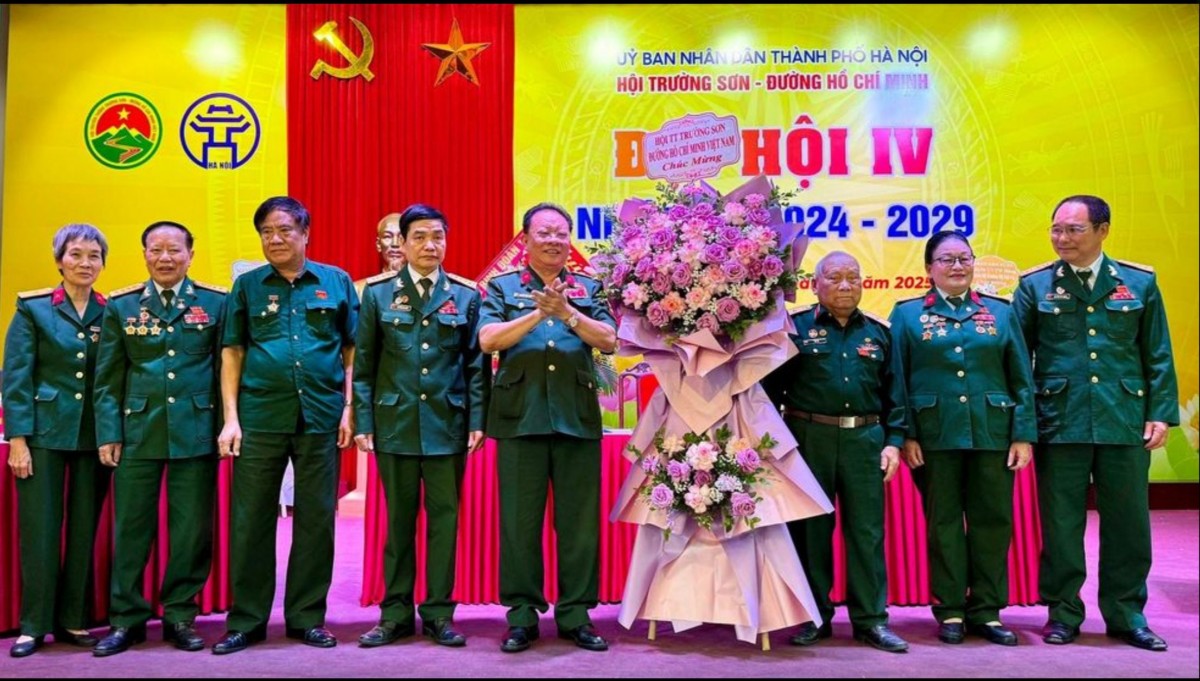 Thiếu tướng Võ Sở, Chủ tịch Hội Truyền thống Trường Sơn - Đường Hồ Chí Minh Việt Nam chúc mừng đại hội. Ảnh: Minh Thúy Thiếu tướng Võ Sở, Chủ tịch Hội Truyền thống Trường Sơn - Đường Hồ Chí Minh Việt Nam chúc mừng đại hội. Ảnh: Minh Thúy