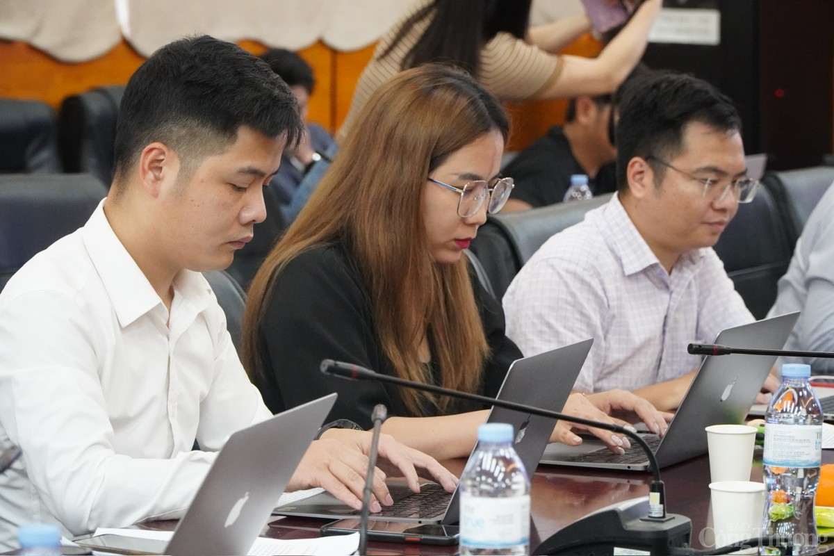 Đại diện các cơ quan thông tấn báo chí tham dự. Đại diện các cơ quan thông tấn báo chí tham dự.