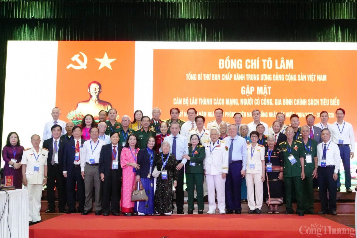Tổng Bí thư và các lãnh đạo Đảng, Nhà nước chụp ảnh với các cán bộ lão thành cách mạng, người có công, gia đình chính sách tiêu biểu Tổng Bí thư và các lãnh đạo Đảng, Nhà nước chụp ảnh với các cán bộ lão thành cách mạng, người có công, gia đình chính sách tiêu biểu