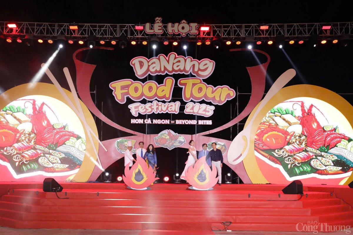 Thực hiện nghi thức thắp lửa khai mạc Lễ hội Đà Nẵng Food Tour 2025
