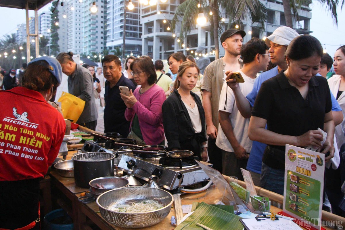 Hàng nghìn người dân, du khách đổ về thưởng thức ẩm thực tại Lễ hội Đà Nẵng Food Tour 2025