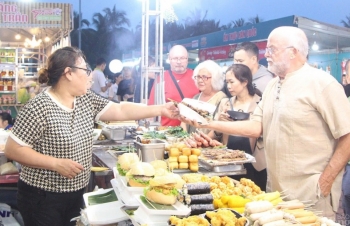 Khách quốc tế 'chen chân' tại Đà Nẵng Food Tour 2025