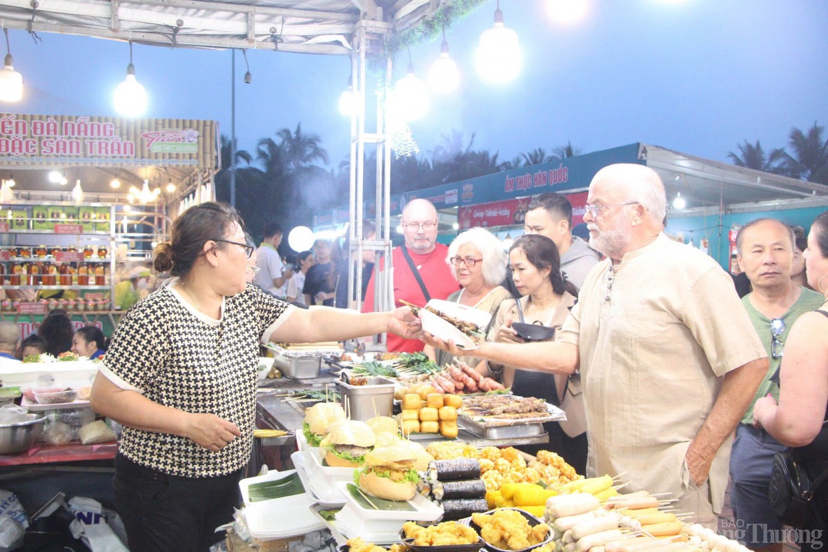 Du khách quốc tế hào hứng thưởng thức ẩm thực tại Lễ hội Đà Nẵng Food Tour 2025