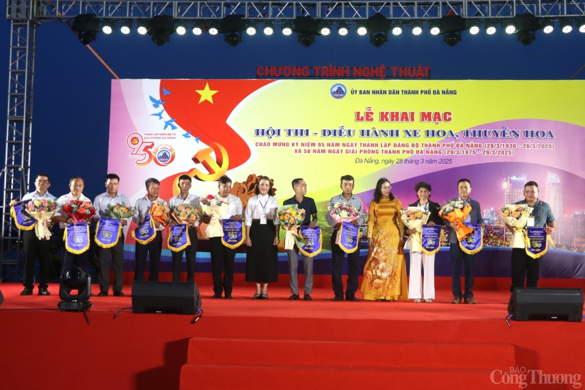 Đại diện các đội thi nhận cờ, hoa từ ban tổ chức