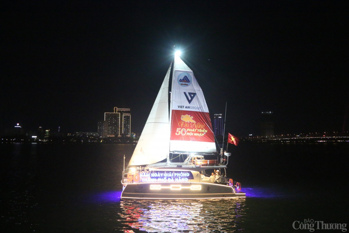 Thuyền hoa mừng 50 năm giải phóng  TP. Đà Nẵng trên sông Hàn 