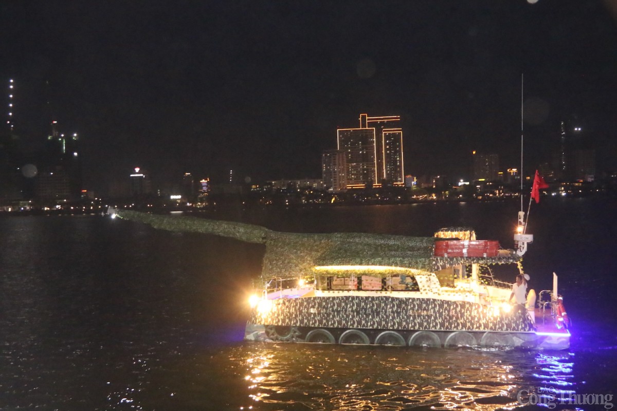 Thuyền hoa mô phỏng hình ảnh xe tăng tham gia diễu hành trên sông Hàn