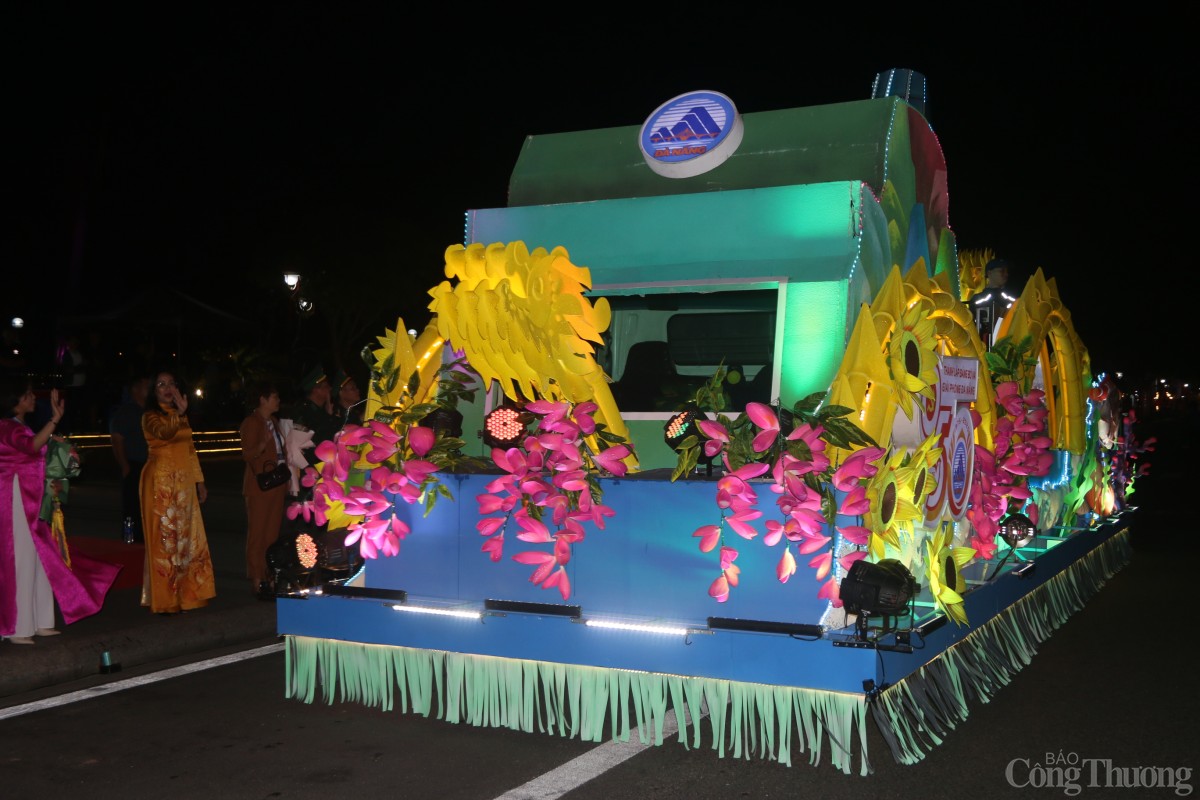 Mô hình xe hoa “Cầu Rồng” một trong các biểu tượng của TP. Đà Nẵng tham gia diễu hành