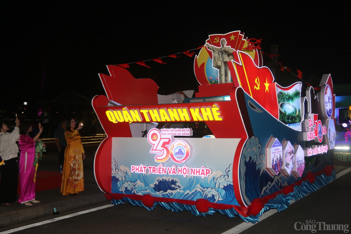 Mô hình xe hoa của quận Thanh Khê tham gia diễu hành với chủ đề “Phát triển và hội nhập”.