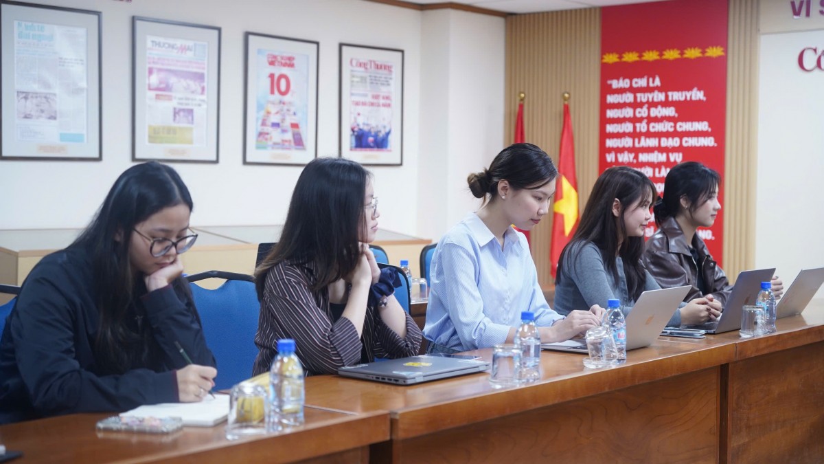 Tổng Biên tập Báo Công Thương gặp mặt và đối thoại với sinh viên thực tập Tổng Biên tập Báo Công Thương gặp mặt và đối thoại với sinh viên thực tập