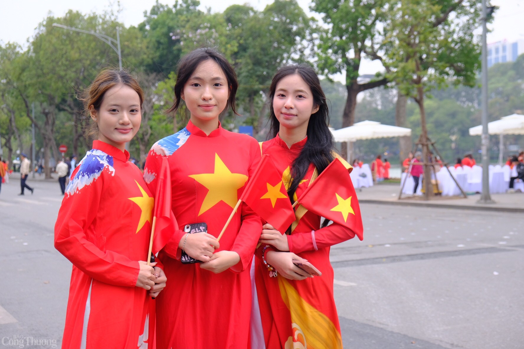 Chia sẻ với phóng viên Báo Công Thương, bạn Nguyễn Thúy Phượng (đầu tiên từ bên trái), cho biết cảm thấy rất vinh dự và tự hào khi được tham gia vào đoàn diễu hành, góp phần lan tỏa hình ảnh áo dài Việt Nam tới nhiều người, bảo tồn giá trị văn hóa của người Việt.     