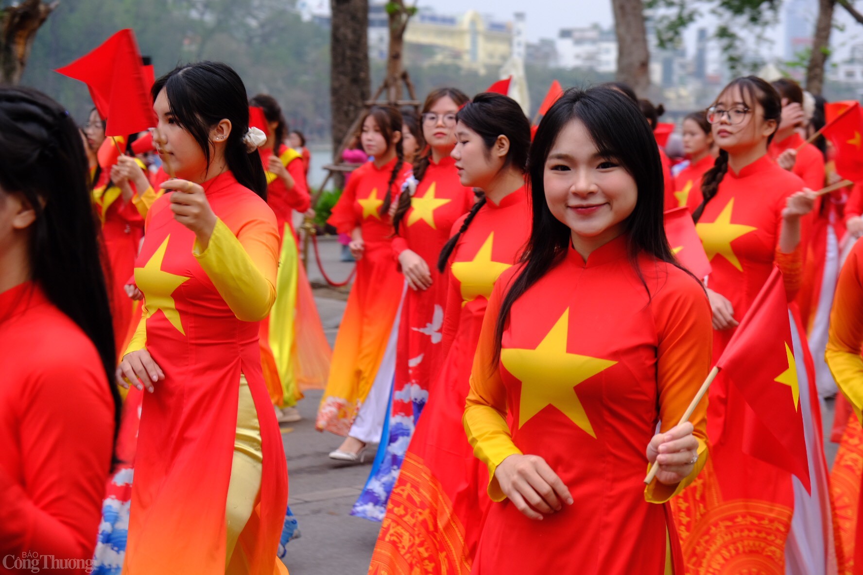 Các nữ sinh Học viên Phụ nữ thể hiện sự tin trong bộ đồ áo dài truyền thống.