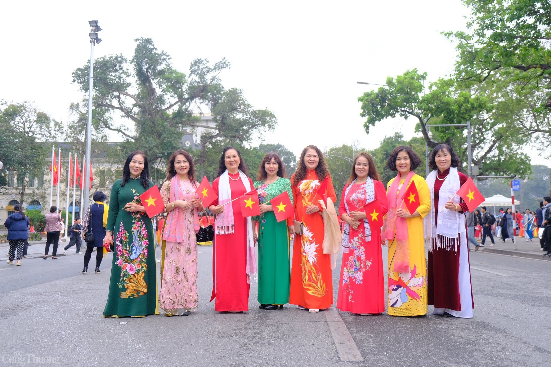 Các đại diện cho Hội Phụ nữ phường Mai Động, quận Hoàng Mai, TP. Hà Nội bày tỏ sự hành phúc khi vẻ đẹp truyền thống của người phụ nữ Việt Nam luôn được quan tâm và gìn giữ.