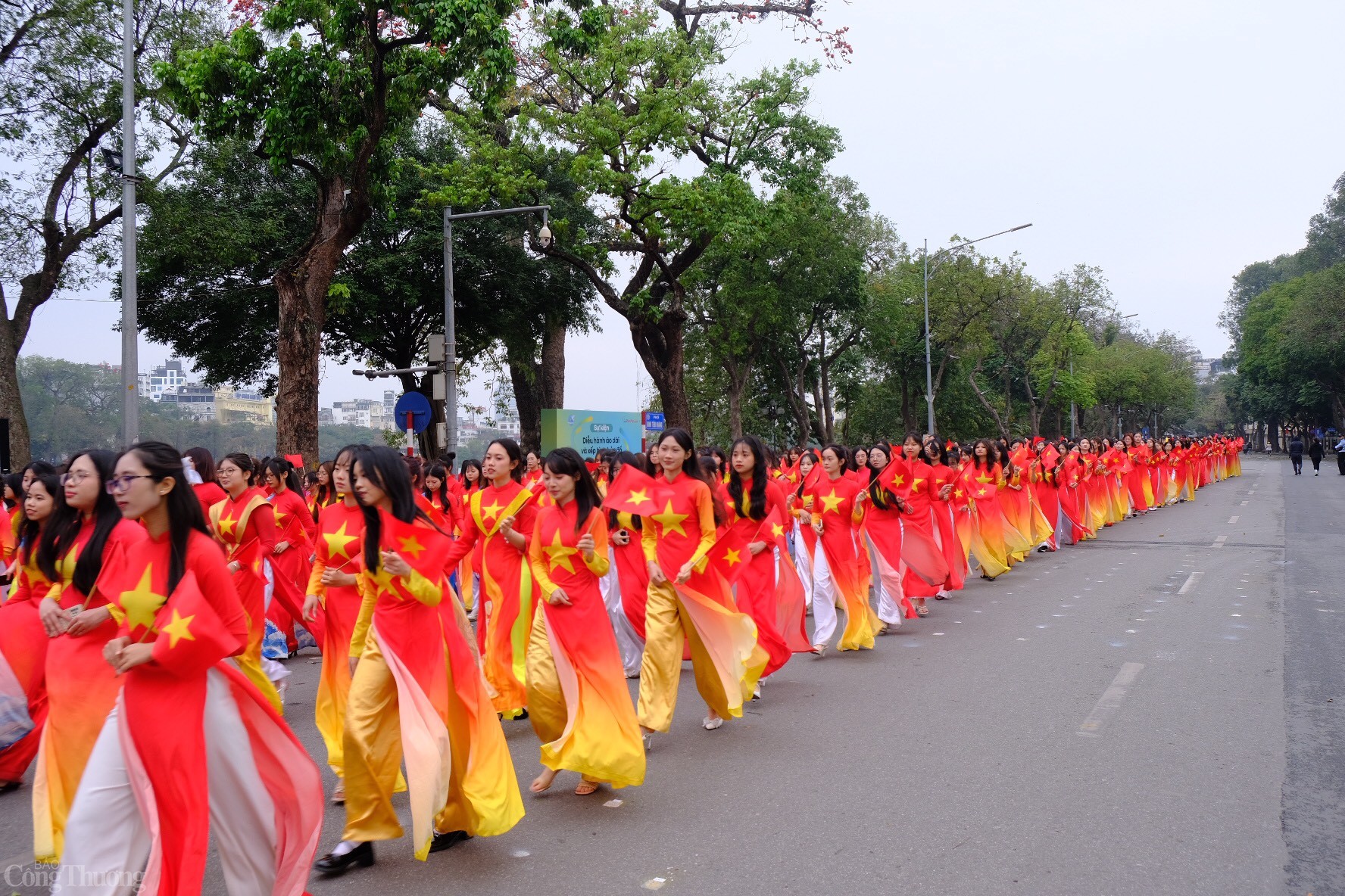 Sáng 29/3/3025, tại phố đi bộ Hồ Hoàn Kiếm (TP. Hà Nội), Trung ương Hội Liên hiệp Phụ nữ Việt Nam phối hợp Báo Phụ nữ Việt Nam tổ chức sự kiện Diễu hành áo dài và xếp hình áo dài bản đồ Việt Nam, (thuộc khuôn khổi chuỗi sự kiện hưởng ứng “Tuần lễ áo dài” 
