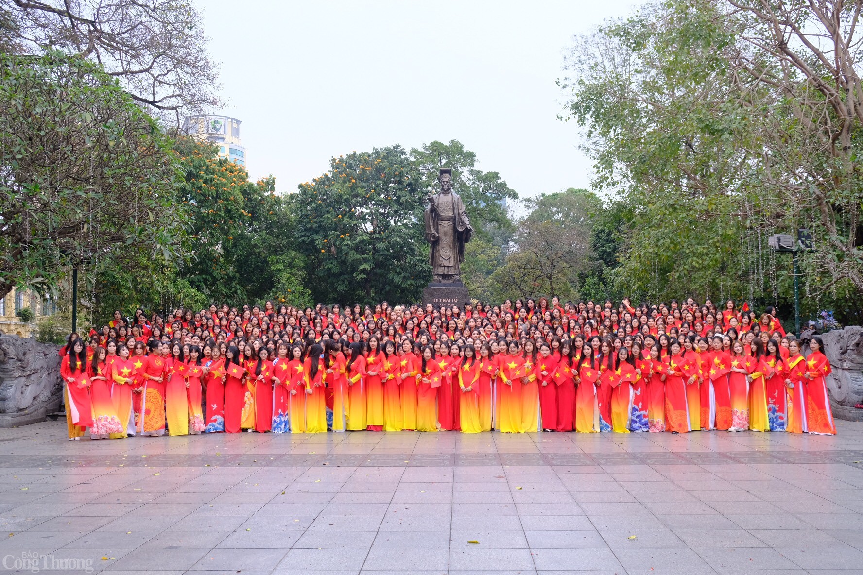 Phụ nữ Việt Nam tự hào về áo dài Việt và áo dài Việt đang bước tiếp trên hành trình khẳng định vai trò, vị thế trong cộng đồng xã hội, cùng phụ nữ Việt Nam vững vàng bước vào kỷ nguyên mới, kỷ nguyên vươn mình của dân tộc.
