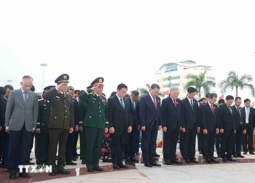 Tổng Bí thư Tô Lâm và các đại biểu dâng hương tưởng niệm các Anh hùng liệt sỹ tại Đài tưởng niệm thành phố Đà Nẵng. Ảnh: TTXVN