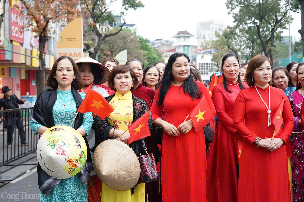 Tham dự sự kiện Diễu hành áo dài sáng 29/3/2025 có hơn 1.000 phụ nữ, gồm Lãnh đạo và cán bộ Hội Liên hiệp Phụ nữ Việt Nam; cán bộ, hội viên phụ nữ Hà Nội, các khách mời; cán bộ, sinh viên Học viện Phụ nữ Việt Nam. 