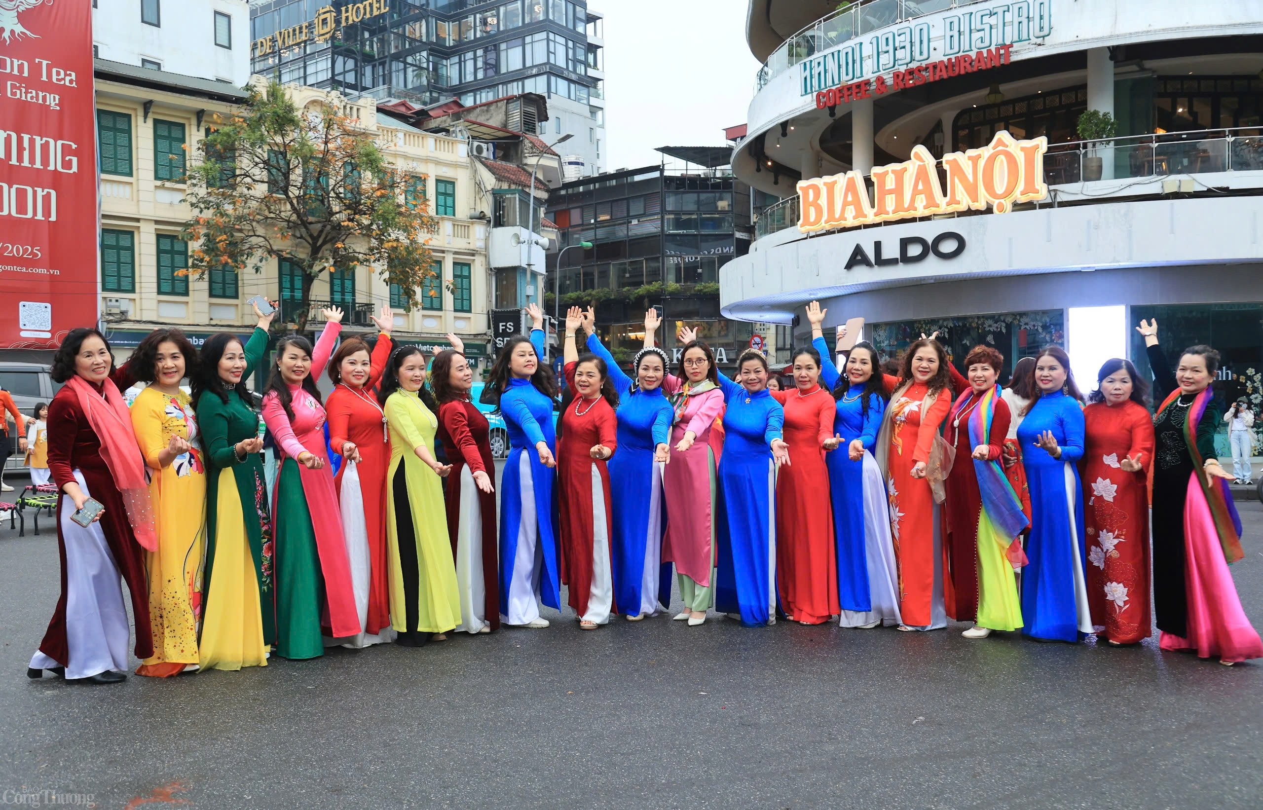 Những tà áo dài thướt tha tự tin trong buổi sáng se lạnh tại Hà Nội. 