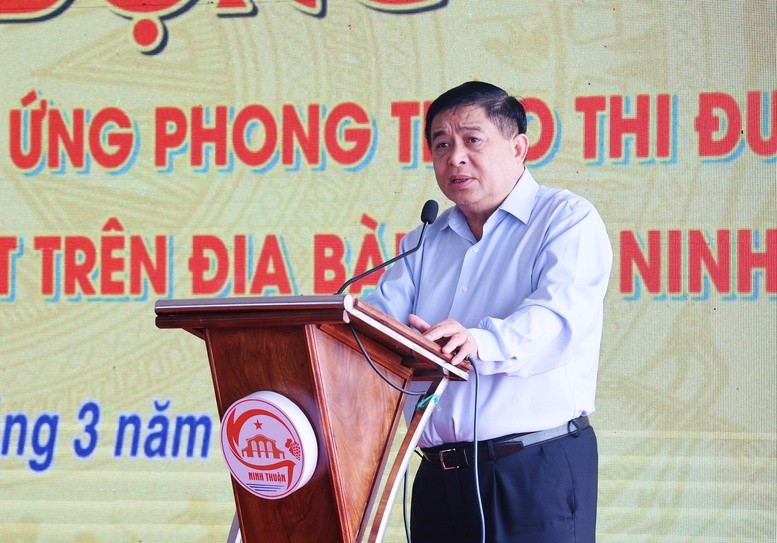 Phó Thủ tướng Nguyễn Chí Dũng dự và phát biểu tại phát động "Chiến dịch 90 ngày đêm Chung tay xóa nhà tạm, nhà dột nát" trên địa bàn tỉnh Ninh Thuận. Phó Thủ tướng Nguyễn Chí Dũng dự và phát biểu tại phát động "Chiến dịch 90 ngày đêm Chung tay xóa nhà tạm, nhà dột nát" trên địa bàn tỉnh Ninh Thuận.