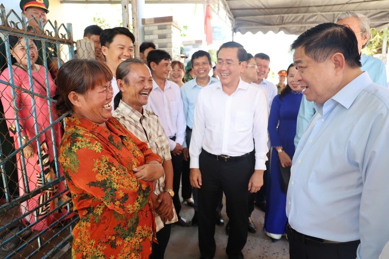 Bà Nguyễn Thị Lực xúc động, vui mừng cảm ơn Phó Thủ tướng Nguyễn Chí Dũng - Ảnh: VGP/Thu Sa Bà Nguyễn Thị Lực xúc động, vui mừng cảm ơn Phó Thủ tướng Nguyễn Chí Dũng - Ảnh: VGP/Thu Sa