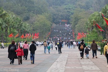 Đền Hùng chật kín khách thập phương trong ngày đầu khai hội