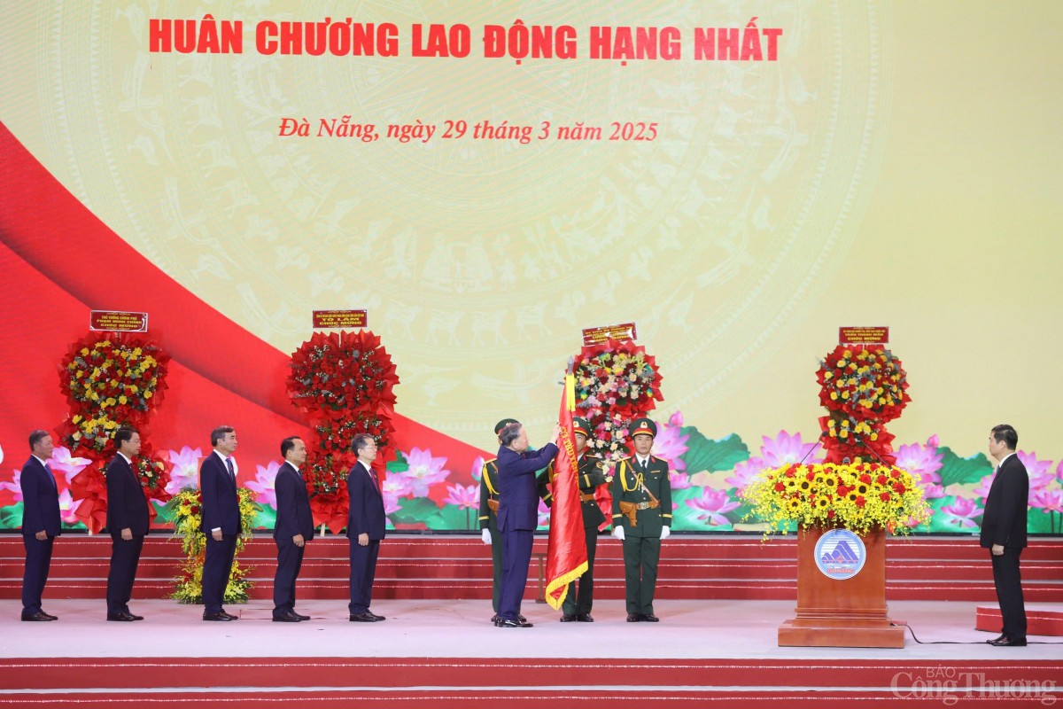 Tổng Bí thư Tô Lâm thay mặt Đảng, Nhà nước trao tặng Huân chương Lao động hạng Nhất cho thành phố Đà Nẵng Tổng Bí thư Tô Lâm thay mặt Đảng, Nhà nước trao tặng Huân chương Lao động hạng Nhất cho thành phố Đà Nẵng