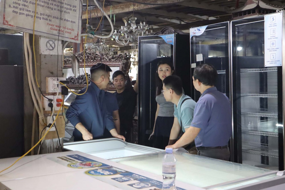 Tivi, tủ lạnh, máy giặt cũ – những mặt hàng được săn lùng tại chợ đồ cũ Hà Nội. Tivi, tủ lạnh, máy giặt cũ – những mặt hàng được săn lùng tại chợ đồ cũ Hà Nội.