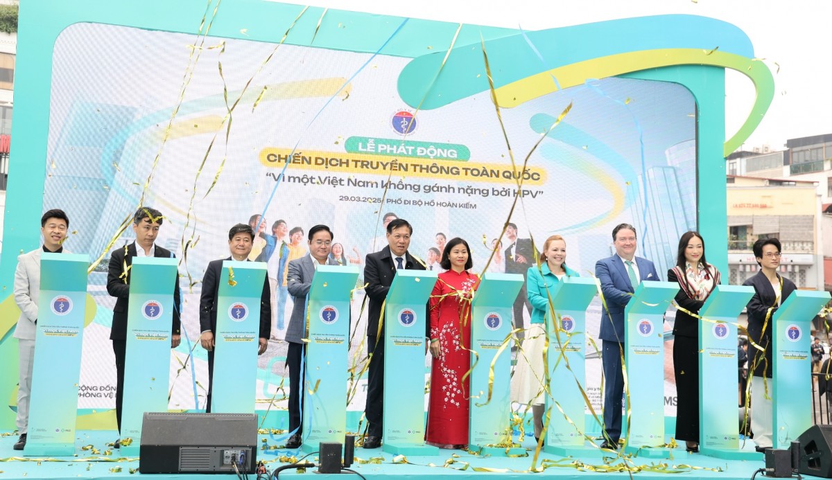Bà Nguyễn Thị Tuyến - Chủ tịch Hội Liên hiệp Phụ nữ Việt Nam, Thứ trưởng Thường trực Bộ Y tế Đỗ Xuân Tuyên, Đại sứ Hoa Kỳ tại Việt Nam Marc E. Knapper cùng các đại biểu chính thức phát động chiến dịch truyền thông toàn quốc "Vì một Việt Nam không gánh nặng bởi HPV". Bà Nguyễn Thị Tuyến - Chủ tịch Hội Liên hiệp Phụ nữ Việt Nam, Thứ trưởng Thường trực Bộ Y tế Đỗ Xuân Tuyên, Đại sứ Hoa Kỳ tại Việt Nam Marc E. Knapper cùng các đại biểu chính thức phát động chiến dịch truyền thông toàn quốc "Vì một Việt Nam không gánh nặng bởi HPV".