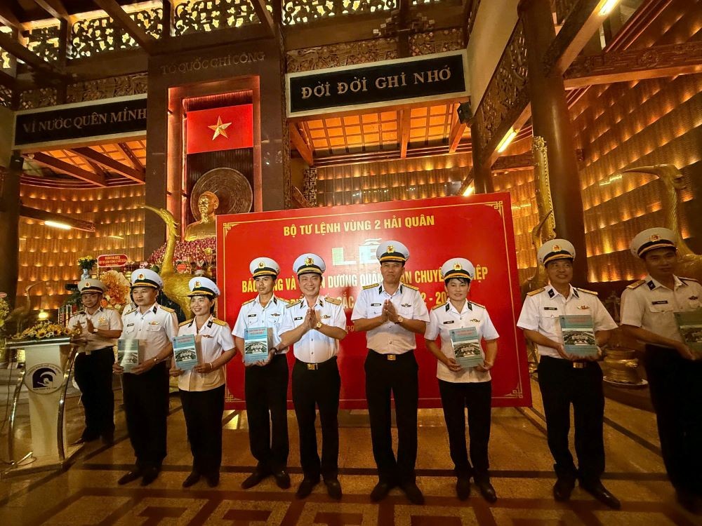 Thủ trưởng Bộ Tư lệnh Vùng trao thưởng cho các đồng chí QNCN tiêu biểu xuất sắc