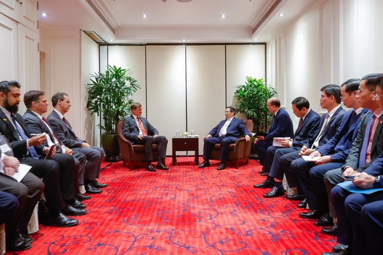 Thủ tướng Phạm Minh Chính mong quan hệ của Embraer với Việt Nam ngày càng chặt chẽ, hiệu quả hơn, trên tinh thần hợp tác giữa hai nước không có giới hạn - Ảnh: VGP/Nhật Bắc Thủ tướng Phạm Minh Chính mong quan hệ của Embraer với Việt Nam ngày càng chặt chẽ, hiệu quả hơn, trên tinh thần hợp tác giữa hai nước không có giới hạn - Ảnh: VGP/Nhật Bắc