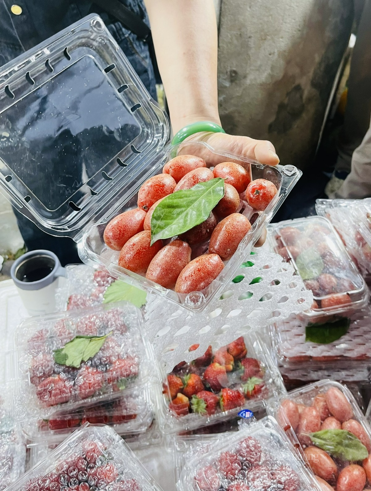 Một hộp nhót chín trái to đều được bán với giá 60.000 đồng/500gr. Ảnh: Nguyễn Thanh Một hộp nhót chín trái to đều được bán với giá 60.000 đồng/500gr. Ảnh: Nguyễn Thanh