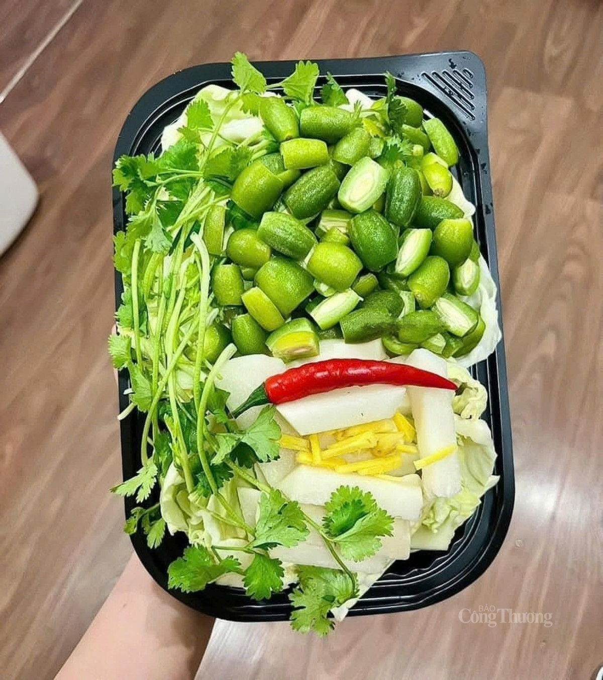 Set nhót xanh kèm rau và chẩm chéo được hội chị em yêu thích vì hương vị độc đáo. Ảnh: Nguyễn Vân Set nhót xanh kèm rau và chẩm chéo được hội chị em yêu thích vì hương vị độc đáo. Ảnh: Nguyễn Vân