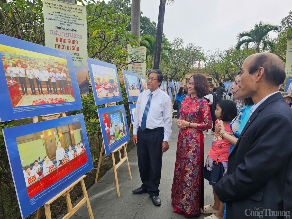 Lãnh đạo Bảo tàng Điêu khắc Chăm và Bảo tàng Hải Phòng cùng tham quan triển lãm