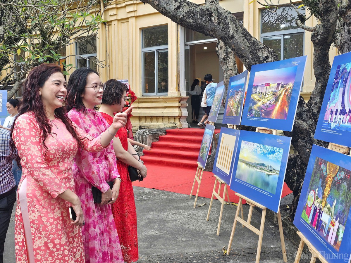 Triển lãm thu hút đông đảo người dân đến thưởng lãm