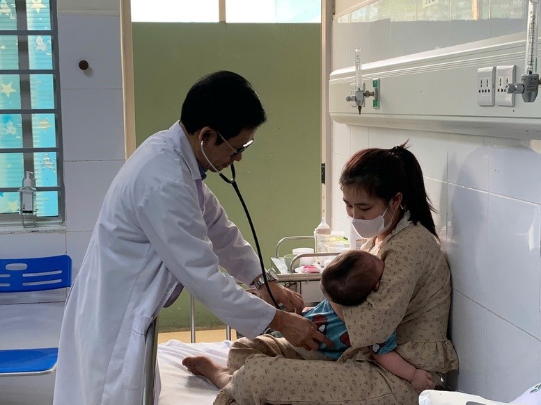 TS.BS Đỗ Thiện Hải đang khám cho cháu bé 9 tháng tuổi mắc sởi. TS.BS Đỗ Thiện Hải đang khám cho cháu bé 9 tháng tuổi mắc sởi.