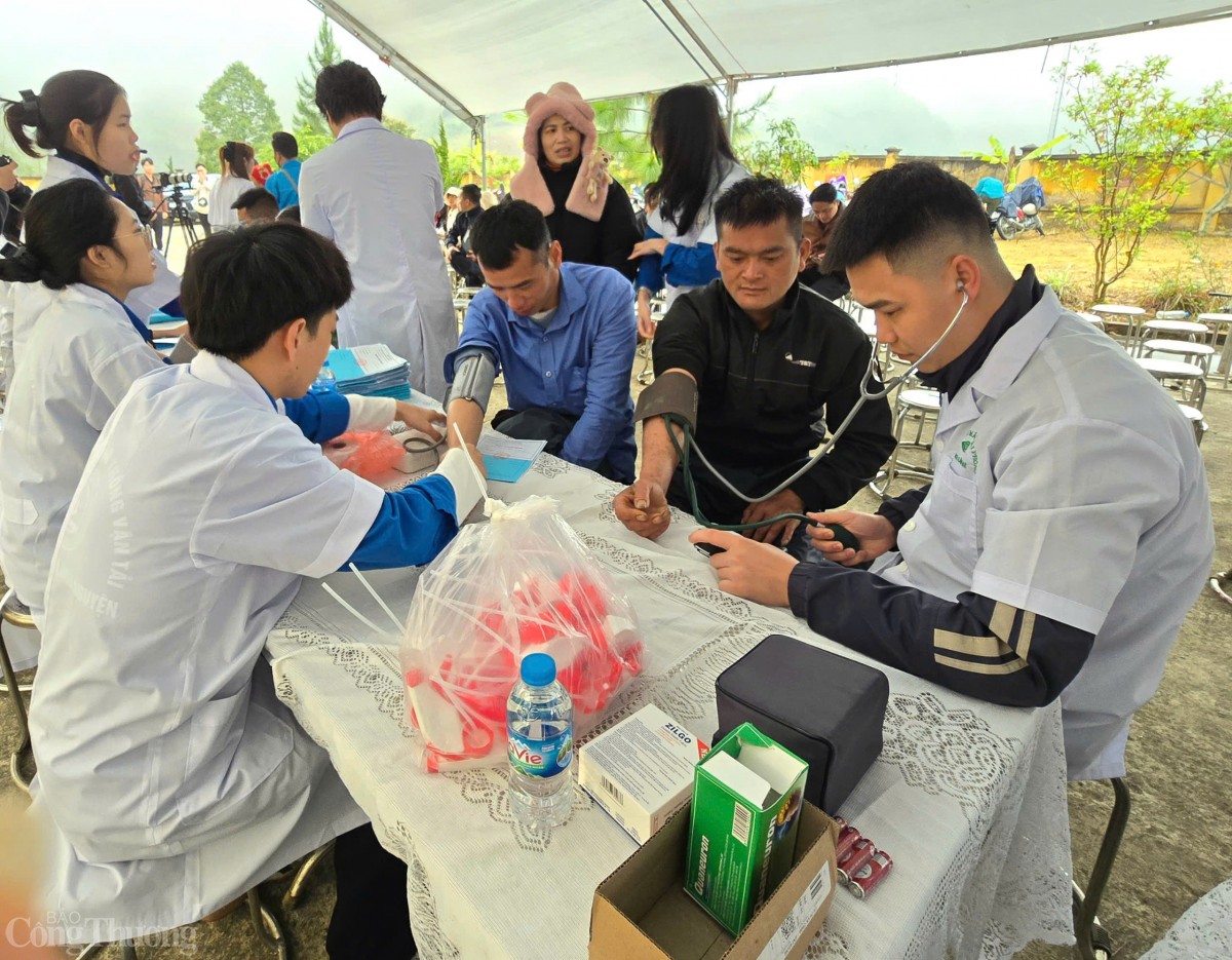 Hòa Bình: Gần 600 người nghèo được khám, cấp thuốc miễn phí Hòa Bình: Gần 600 người nghèo được khám, cấp thuốc miễn phí