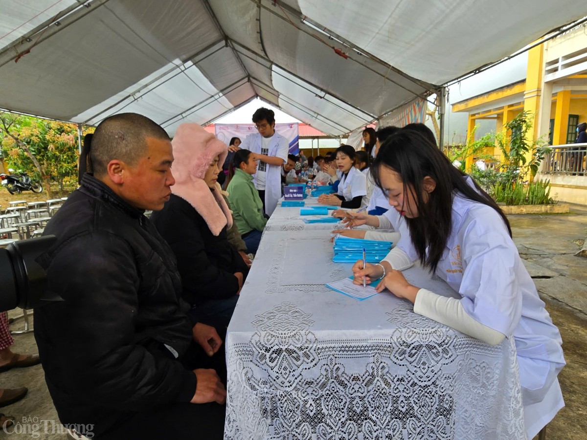 Hòa Bình: Gần 600 người nghèo được khám, cấp thuốc miễn phí Hòa Bình: Gần 600 người nghèo được khám, cấp thuốc miễn phí